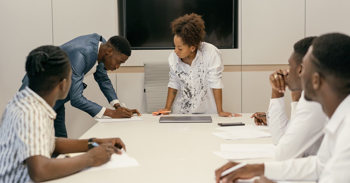 scopri come il brainstorming inclusivo può trasformare le tue idee in soluzioni creative. impara a coinvolgere diverse prospettive per favorire l'innovazione e la collaborazione all'interno dei tuoi team.