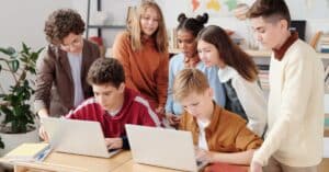 découvrez l'importance du partage de connaissances dans les environnements professionnels et éducatifs. apprenez comment favoriser l'échange d'idées et d'expertises pour améliorer la collaboration, l'innovation et le développement personnel au sein de votre équipe.