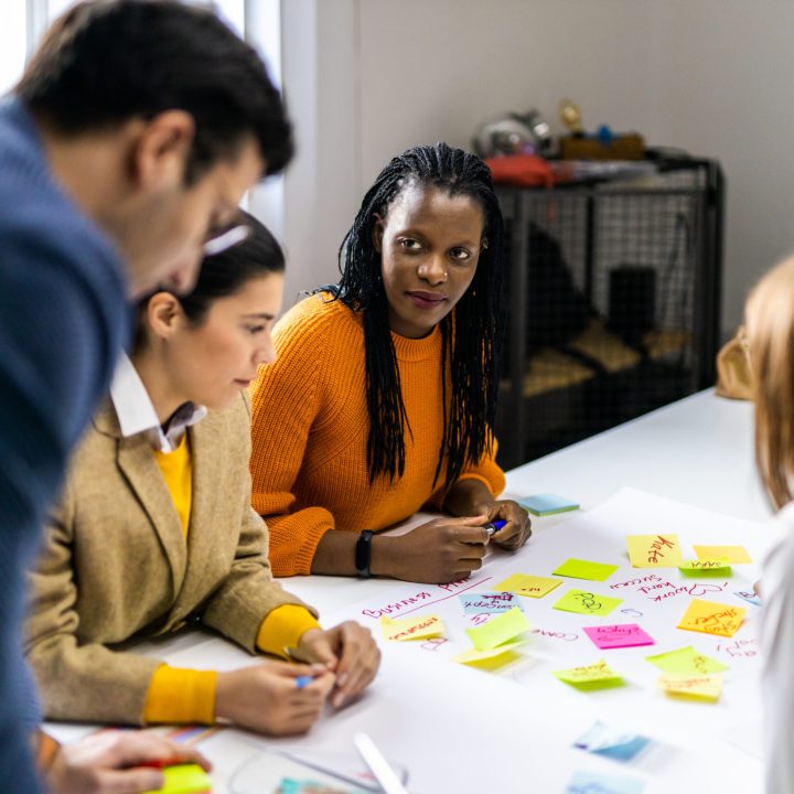 Chefs de projet et employés en train de réfléchir à des idées